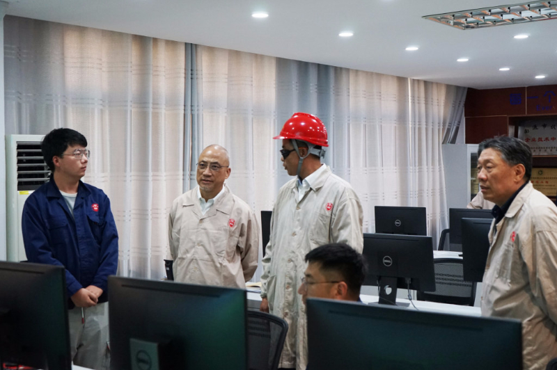上海醫(yī)藥執(zhí)行董事、總裁左敏一行調(diào)研南通常佑藥業(yè)